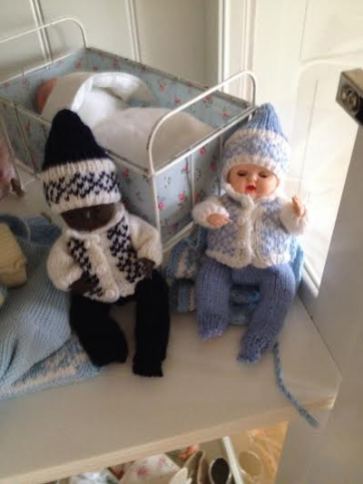 mine gamle dukker i strikket vintertøj