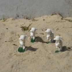 De små legetøjslam på sand