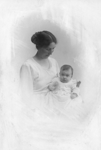 Asta med sin førstefødte Eva maj 1921