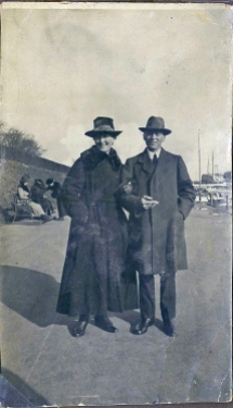 Min mormor Asta Nielsen og Emry Kølster går tur på Langelinje i lystbådehavnen efteråret 1919. Mylius Eriksens monoment står i baggrunden