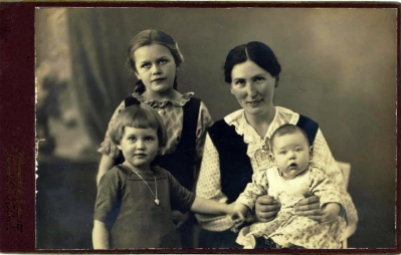 Asta med de tre børn, Ruth, min mor på skødet er ca et år