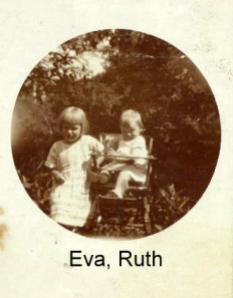 Ruth i høj stol Eva ved siden af