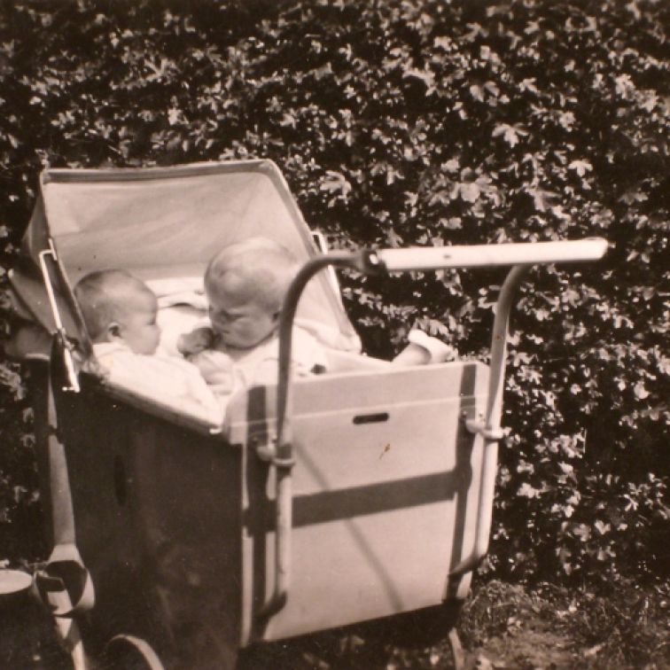 Käthe Larsen 1929 to babyer i barnevogn