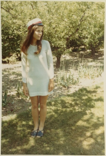 Studenterbillede i haven med Margit Brandt kjole